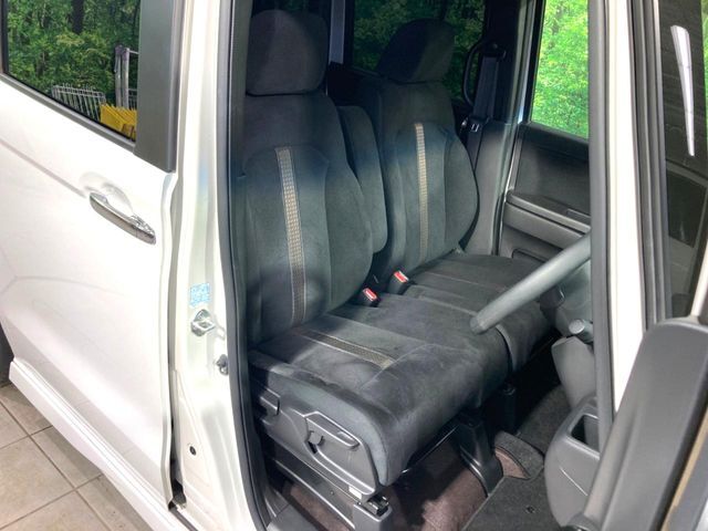 運転席シート廻りは使用感も少なく、良好な状態となっています。前オーナー様が丁寧に使っていたことがよくわかりますね。