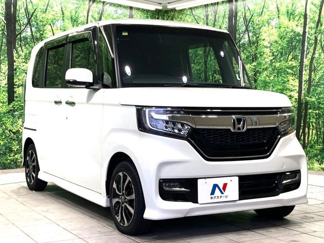 大好評のボディコーティング「弾スプラッシュコート」もご納車までに施工可能。通常のガラスコートと異なる、耐久年数6年の無機質ガラスコーティングが、ボディをキレイな状態に保ってくれます。