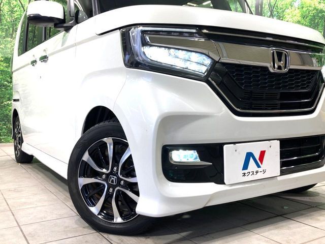 【LEDヘッドライト】悪天候や夜間走行時も良好な視界を確保し安心して運転できる高輝度LEDヘッドライトを装備！点灯速度が早く、消費電力も抑えられています。