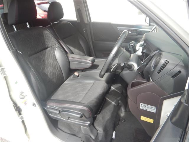 【ハーフレザーシート】座る部分がファブリック素材で縁がレザーのいいとこどり！！座り心地と高級感の両立がメリット！！