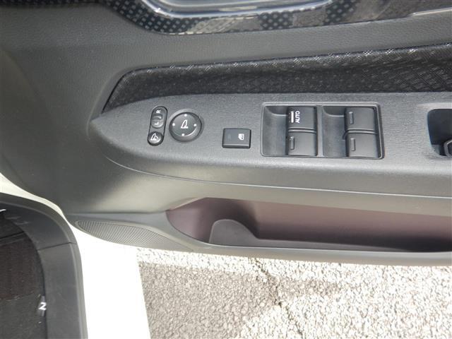 【ウインドウスイッチ】運転席・助手席にパワーウィンドウを装備。ワンタッチ操作で窓の開閉がスムーズに行え、快適なドライブをサポートします。