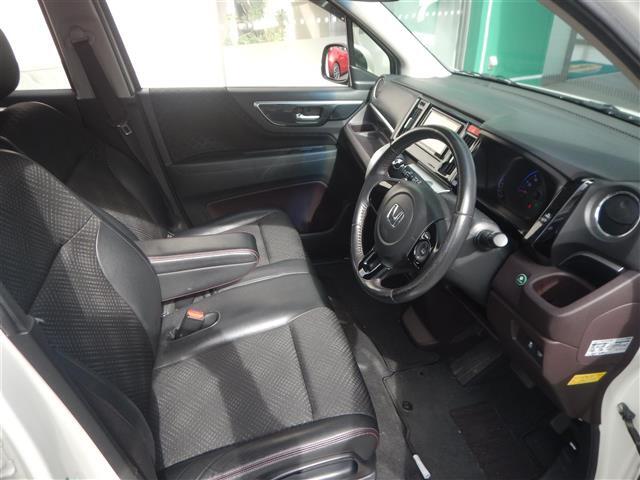 【ハーフレザーシート】座る部分がファブリック素材で縁がレザーのいいとこどり！！座り心地と高級感の両立がメリット！！