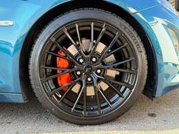 純正ホイールなのでデザイン重視かと思いきや、持ち上げてみてその軽さに驚きました。A110Sの車両重量は、まさに各パーツの徹底した軽量設計の積み重ねによって成し遂げられたものだと実感しました。