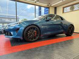 軽快さ、俊敏さ、そして上質。現代では稀少な“純粋な走り”を体現するA110S。「室内保管」