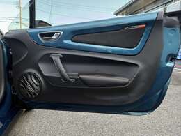 弊社に届き、はじめてドアを開けた瞬間、その“軽さ”に驚きました。現代のクルマでは、まず感じることのないフィーリングです。