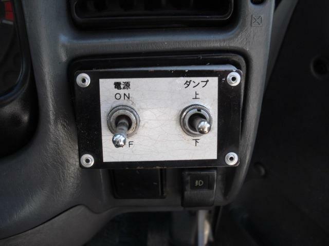 荷台ダンプ荷台操作はハンドル右のスイッチで行います。電源スイッチが別配置で誤動作を防ぎます