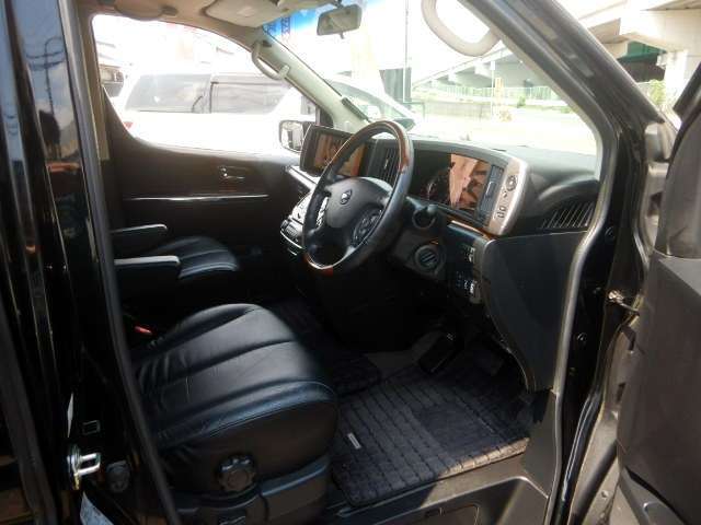 後期型！4WD！車検ロングR9年8月！追従レーダークルーズコントロール付き！横滑り防止VDC装備！黒革パワーシート＆シートヒーター！両側パワースライドドア！全周囲アラウンドビューモニター＆コーナーセンサー！