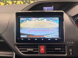 【バックカメラ】駐車時に後方がリアルタイム映像で確認できます。大型商業施設や立体駐車場での駐車時や、夜間のバック時に大活躍！運転スキルに関わらず、今や必須となった装備のひとつです！