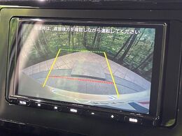 【バックカメラ】駐車時に後方がリアルタイム映像で確認できます。大型商業施設や立体駐車場での駐車時や、夜間のバック時に大活躍！運転スキルに関わらず、今や必須となった装備のひとつです！