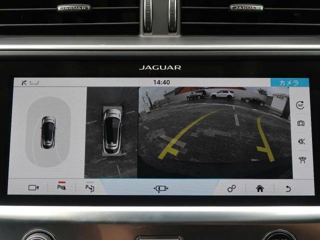 【全周囲カメラとセンサー】は狭い場所でも安心して駐車できるようにサポート。タッチスクリーンの表示と音で障害物との距離を確認できます。車幅感覚に慣れていない方や駐車の苦手な方には必見の装備といえます♪