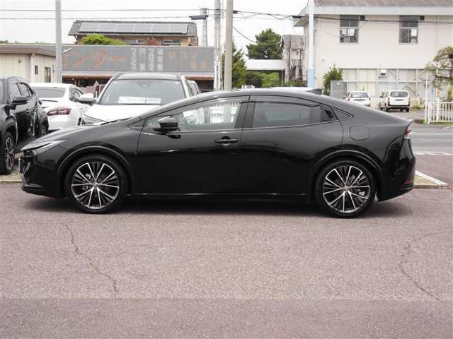 広々とした車内空間に優れた燃費性能。更にデザインも上質で人気のお車です！