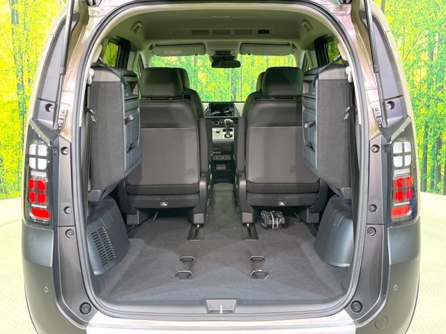 ラゲッジルームは、大容量のスペースを確保。普段のお買い物からレジャーまで、幅広く活躍してくれます！また、リアシートを倒すことでバリエーション豊かにお使いいただけます。