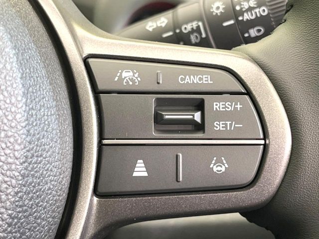 【アダプティブクルーズコントロール】高速道路での長距離走行が楽に！！自動で速度を保つクルーズコントロールが、衝突軽減システムと連携し、前方の車両を感知して車間を保つように速度調節してくれます！！