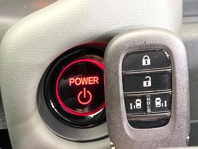 【Hondaスマートキー】カバンやポケットに入れたままでもドアの施錠・解錠が可能なスマートキーを装備。エンジンのオン・オフ時もカギを取り出す必要が無いからとっても便利です♪