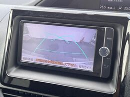 【バックカメラ】駐車時に後方がリアルタイム映像で確認できます。大型商業施設や立体駐車場での駐車時や、夜間のバック時に大活躍！運転スキルに関わらず、今や必須となった装備のひとつです！