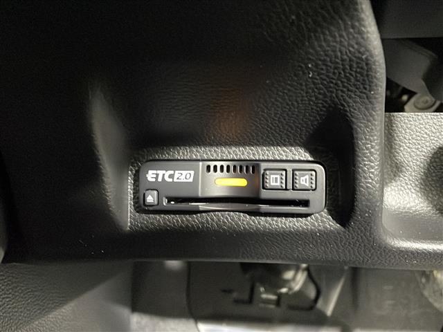 【ETC】有料道路を利用する際に料金所で停止することなく通過できる、ETC車載器（ノンストップ自動料金収受システム機器）が装備されています。セットアップを行うことで利用可能になります。