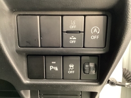 安全装置のスイッチは運転席パネル右下に集約されています。任意で切り替え可能なため状況に合わせてお使いください。