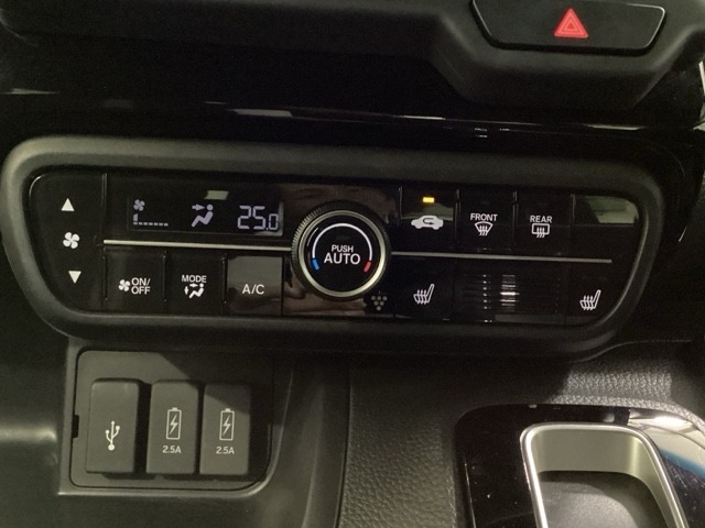 運転席のシートヒーターで寒い日もすぐに温かくなり快適に過ごせます。2段階の温度調整が可能です。