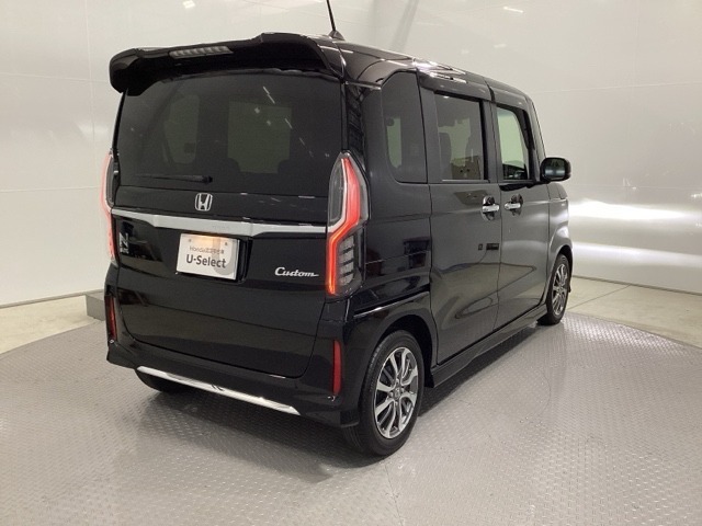 プライバシーガラスが装備されています。外を見るときには気にならずに、後方車両からは車内が見えにくい設計です。