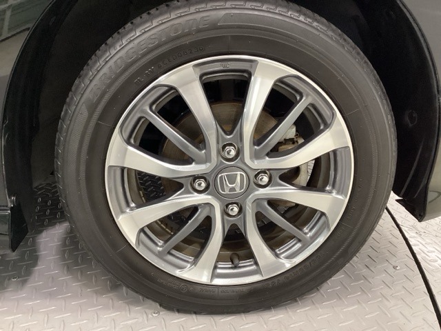純正アルミホイールです。足元が引き立つので、車全体のイメージがアップしますよ！