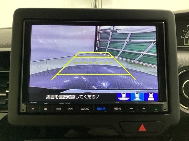 ガイド線表示機能付きのバックカメラで、バックでの車庫入れも安心です。