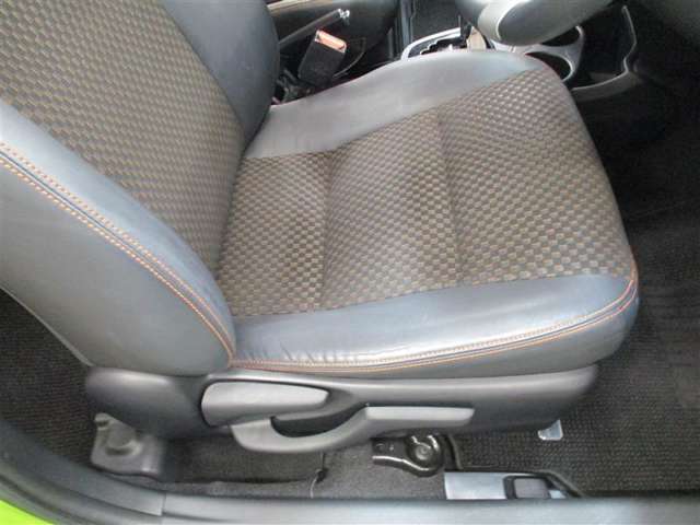 運転席です。座席の上下もできるシートアジャスター付きです。