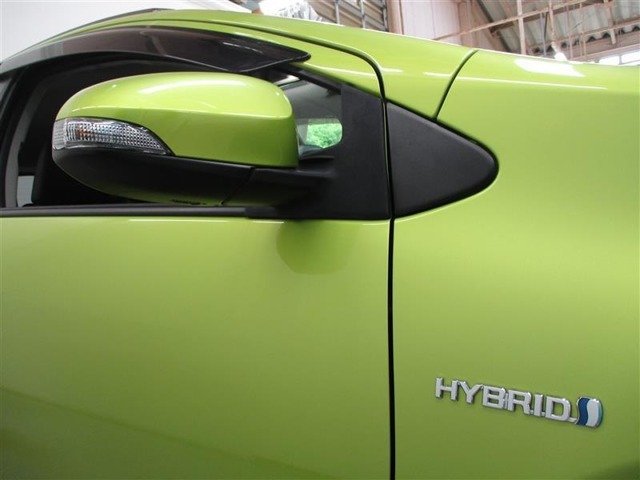 ドアミラーは電動格納機能もあります。駐車する際にこの機能があると大変便利ですね。