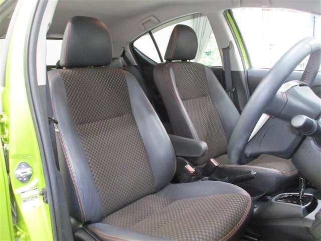 運転席側からの前席ビューです。内装色はブラック系ですので汚れも目立ちにくいです♪