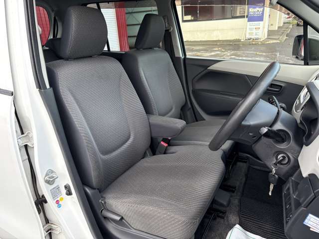 【運転席】運転席やその他のシートに座っていただき、エンジンをかけていただく事も可能です。