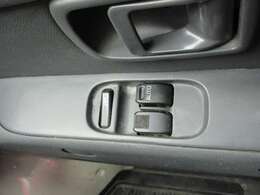 あると便利ですね。パワーウィンドウ装備車です。