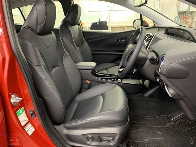 見えないところまで美しく、室内からエンジンルームまで徹底的に洗浄。「まるごとクリーニング」実施済み！