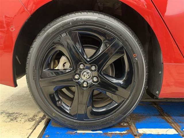 デザイン性にも優れた純正17インチアルミホイールです。ホイールキャップ付き