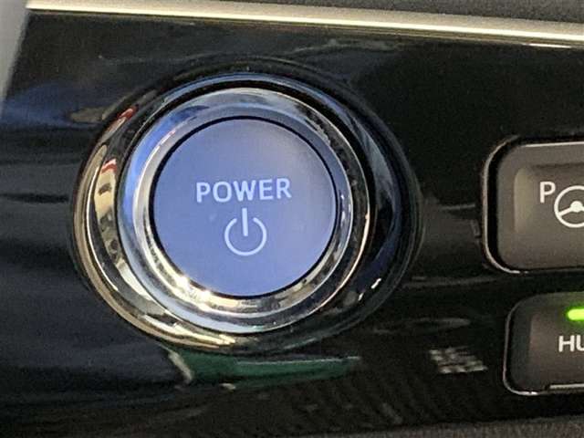 スマートキーをバッグやポケットに携帯していれば、キーを取り出すことなくドアの解錠・施錠ができます。ハイブリッドシステムの起動はブレーキを踏みながらパワースイッチを押すだけです。