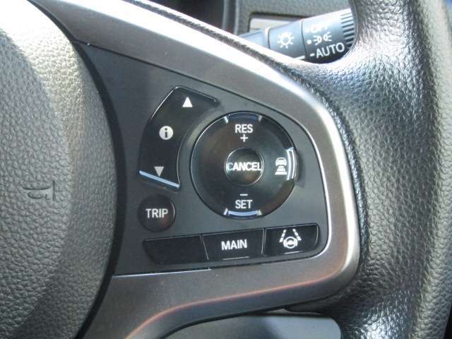 【追従型クルーズコントロール】光学レーダーやビデオカメラを使って前車の動きをチェックして、車間距離を適切に保って一定のスピードをキープするシステム。代表例）アイサイト・レーダークルーズコントロール