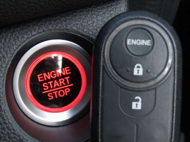 【プッシュスタート＆スマートキー！】ポケットやバッグにキーを入れたまま、エンジン始動＆ドアノブを引くなどの動作だけでドアの解錠施錠ができる「キー」。