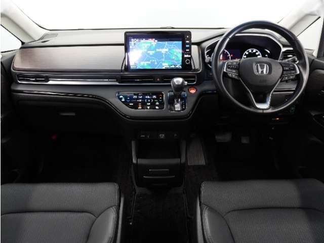 視界広々で運転しやすくロングドライブでも疲れを感じさせないすっきりとまとまったインパネ周りです。