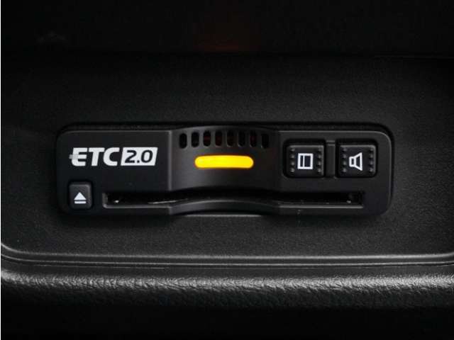 ◆ETC2.0装着◆進化したドライブ体験。料金収受システムだけだったETCが生まれ変わって、高速道路を賢く使うETC2.0に進化しました。多彩な情報サービスが便利で快適なドライブ体験を提供します。
