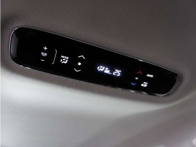 後席用エアコンの操作パネルも装備されており、同乗者の方もお好みの温度で快適なドライブをお楽しみいただけます。