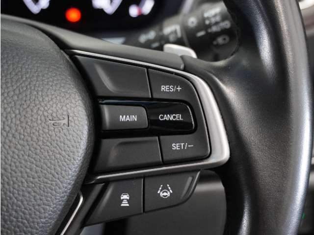 【アダプティブクルーズコントロール】予め設定した車速内でクルマが自動的に加減速。前走車との適切な車間距離を維持しながら追従走行します。【LKAS】車線維持支援システムでステアリング操作を支援。