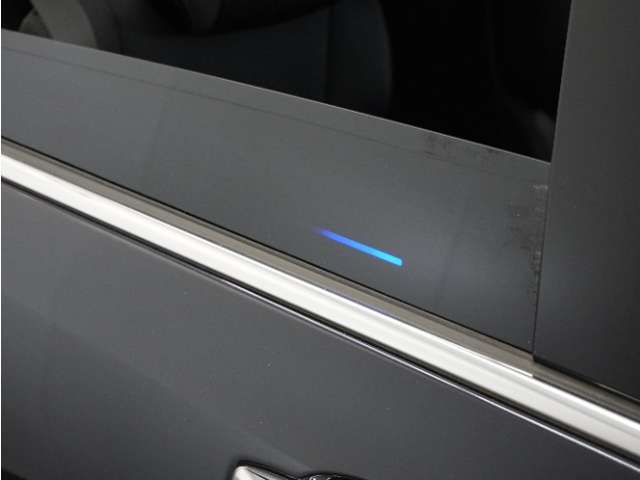 触れずに開閉の楽しい機能、ジェスチャーコントロール・パワースライドドア搭載です！センサー部分に手を近づけジェスチャー操作を行うと、車両に触れることなく開閉できます。