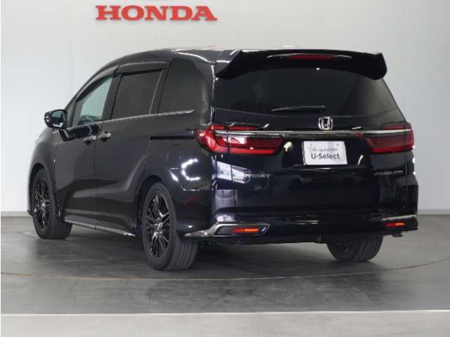 【後席出庫サポート】バックで出庫する際、後方左右から来るクルマの存在をお知らせ！音とセンターディスプレイに表示されるインジケーターで接近方向をお知らせします。