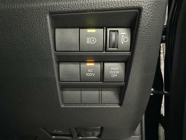 【AC100V】スイッチを入れることで、車内のコンセントで消費電力1500Wまでの範囲内で家電を使用することができます。ノートPCやスマホ充電の際にACアダプタを使用することも可能！