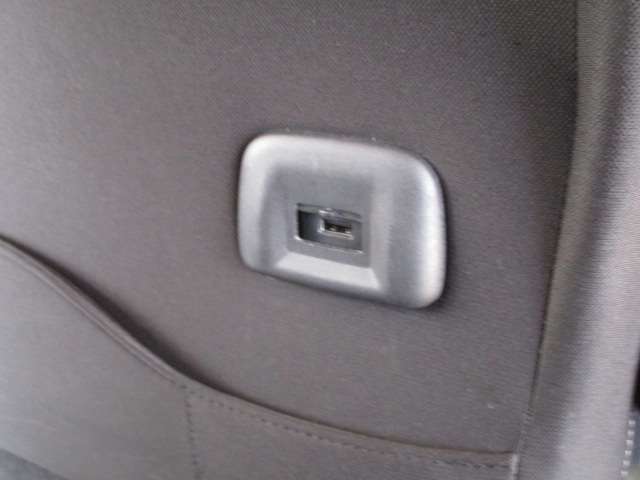 後席にもUSBソケットを完備してますので、携帯の充電が無くなりそうなときも安心です。