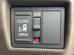 【パワースライドドア】スマートキーや運転席のスイッチでスライドドアの開閉が可能♪電動だから力を入れてドアを開ける必要が無く、小さいお子様でも、重い荷物を持っている時もラクに開け閉めできます♪