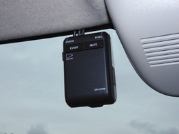 ◆ドライブレコーダー◆映像・音声などを記録する自動車用の装置です。　もしもの事故の際の記録はもちろん、旅行の際の思い出としてドライブの映像を楽しむことができます。