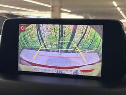 【バックカメラ】駐車時に後方がリアルタイム映像で確認できます。大型商業施設や立体駐車場での駐車時や、夜間のバック時に大活躍！運転スキルに関わらず、今や必須となった装備のひとつです！