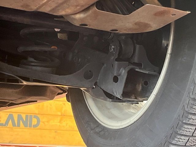 お車を安心してお乗りいただく為には、足回りの定期点検が欠かせません。サービスサポート（有償保証）では無料点検もご提供しており、安心のカーライフをお過ごしいただけるサポート体制が整っています。