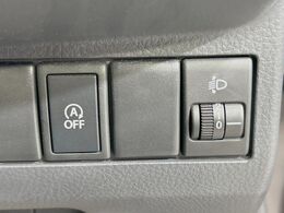 【アイドリングストップ】赤信号や渋滞で停車した際にエンジンを停止し、無駄な燃料の消費を抑えます。燃費向上や環境保護につなげる機能♪エンジンはブレーキを離せば再始動します。