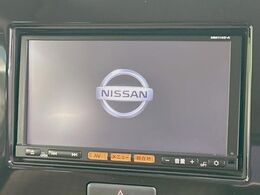 【純正ナビ】人気の純正ナビを装備しております。ナビの使いやすさはもちろん、オーディオ機能も充実！キャンプや旅行はもちろん、通勤や買い物など普段のドライブも楽しくなるはず♪