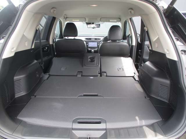 お荷物の量や乗車人数に合わせて使えるリヤシートは、ご覧のように倒すことが出来ますので便利です。